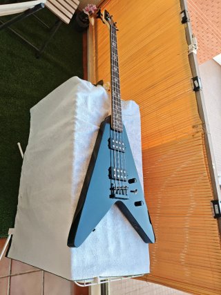 Bajo Flying V 4 cuerdas