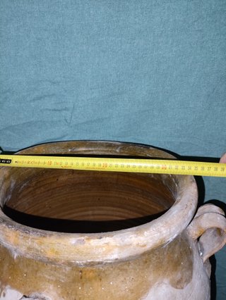 Tinaja de barro con tapa de madera