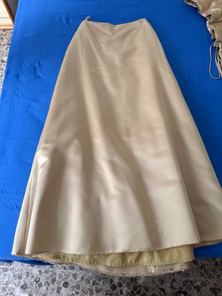 Traje de fiesta color champán.