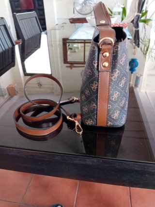 Bolso Guess Marrón y Dorado