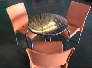 Juego Mesa y 4 Sillas Naranja