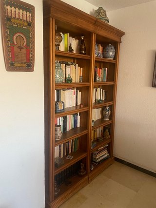 Estantería de madera elegante