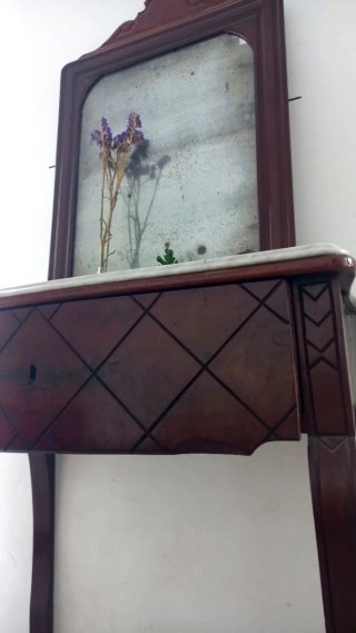 Tocador antiguo con espejo y mármol