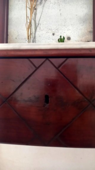 Tocador antiguo con espejo y mármol