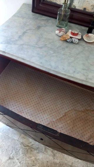 Tocador antiguo con espejo y mármol