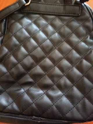 Mochila Guess acolchada negra