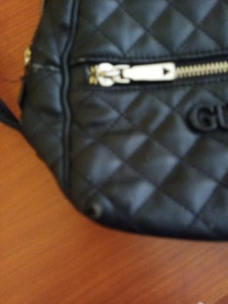 Mochila Guess acolchada negra