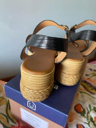 Sandalias negras cuña efecto piel serpiente T.39