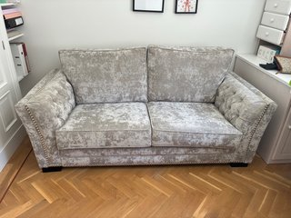 Divano Chesterfield 2 posti in velluto grigio argento