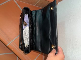 Bolso de cuero negro acolchado