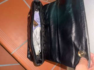 Bolso de cuero negro acolchado