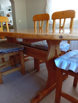 Mesa de comedor. Madera de pino claro. Y 6 sillas