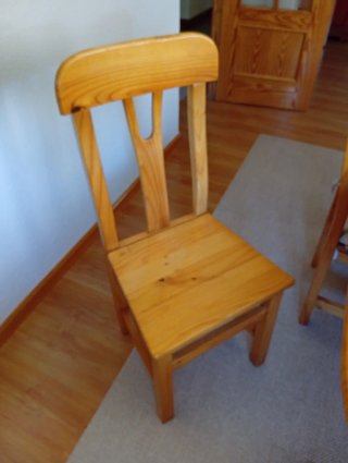 Mesa de comedor. Madera de pino claro. Y 6 sillas
