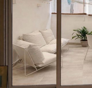 Sillón de exterior beige y blanco