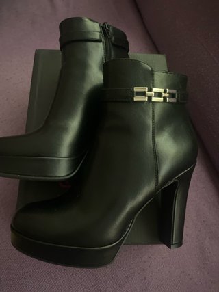 Botines negros de plataforma con hebilla