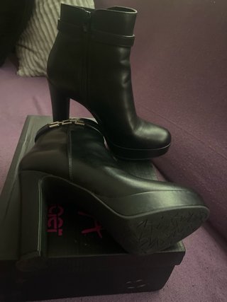 Botines negros de plataforma con hebilla
