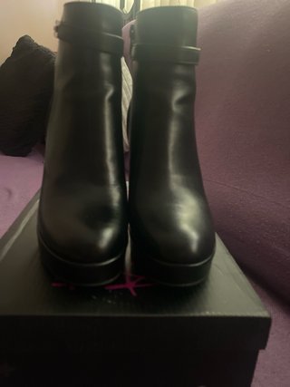 Botines negros de plataforma con hebilla