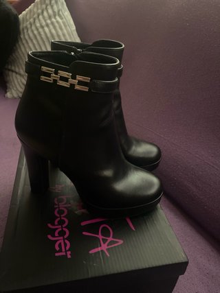 Botines negros de plataforma con hebilla