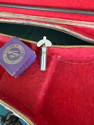Estuche violín antiguo + 2 arcos