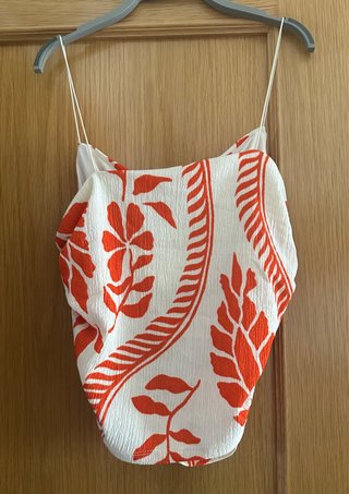 Top estampado tropical blanco y rojo