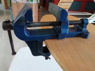 Tornillo de banco azul