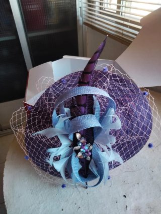 Tocado de boda alta costura azul y morado, usado u
