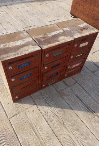 Scaffale con cassetti metallici