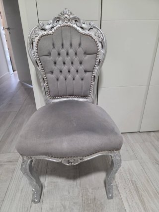 Silla barroca gris y plateada.