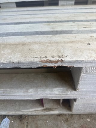 URGE. Gratis Sofá de Palets Blanco y Madera