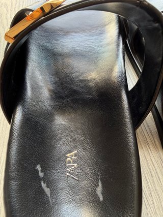 Sandalias Zara negras con hebilla dorada
