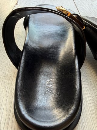 Sandalias Zara negras con hebilla dorada