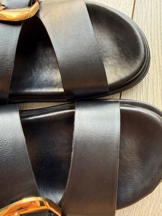 Sandalias Zara negras con hebilla dorada