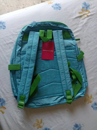 Mochila verde con bordado de paz