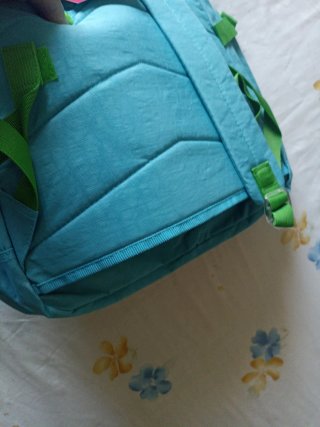 Mochila verde con bordado de paz