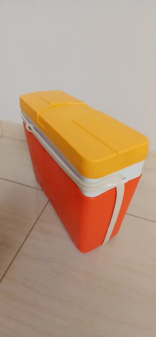 Nevera portátil naranja y amarilla