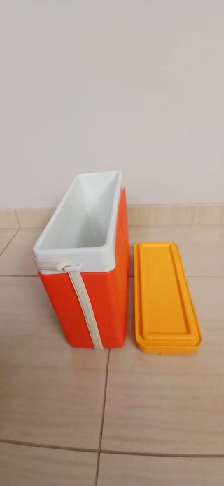 Nevera portátil naranja y amarilla