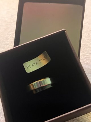 Anillo negro y plateado para tus looks unicos