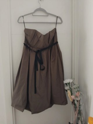 Vestido marrón sin tirantes