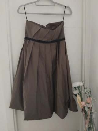 Vestido marrón sin tirantes