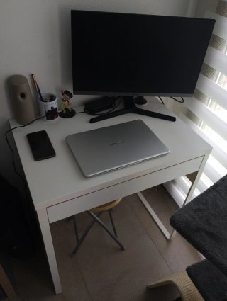 Escritorio pequeño blanco y negro