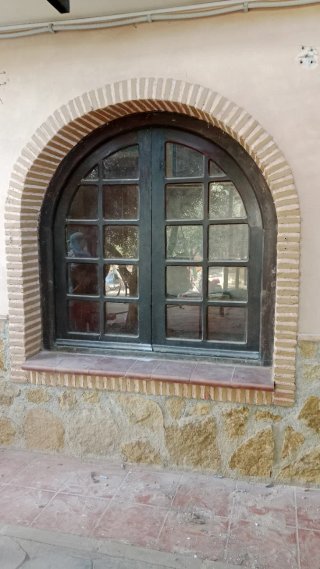 Ventana antigua de madera con arco
