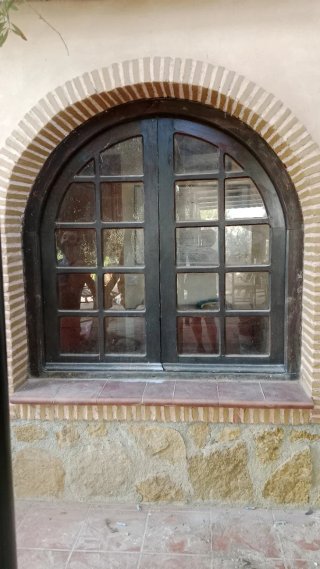 Ventana antigua de madera con arco
