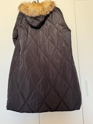 Abrigo acolchado negro con capucha