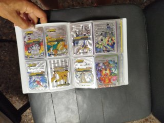 Álbum Pokémon con 224 cartas