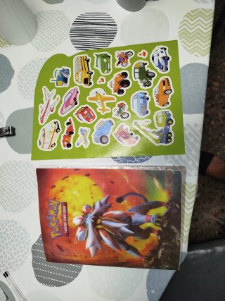 Álbum Pokémon con 224 cartas