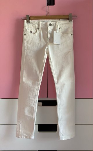 Pantalón vaquero blanco niña Tommy Hilfiger.
