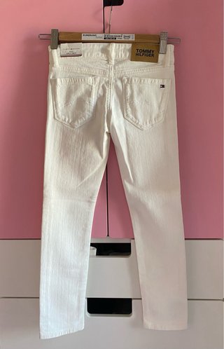Pantalón vaquero blanco niña Tommy Hilfiger.