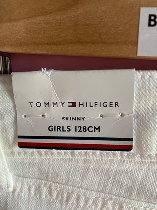 Pantalón vaquero blanco niña Tommy Hilfiger.