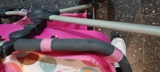 Cochecito de juguete rosa