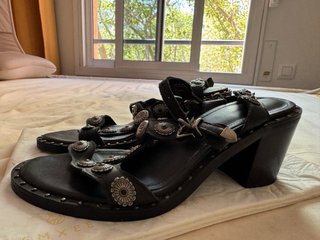 Sandalias negras con adornos plateados